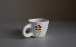 Маленькая чашечка с цветком