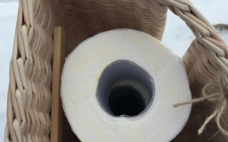 Угловой короб для хранения туалетной бумаги.
