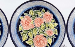 Блюдо керамическое  Розы с подвесом на стену