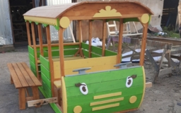 Детский деревянный автобус
